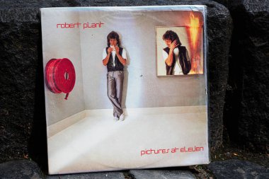 Lviv, Ukrayna - 13 Mayıs 2025: Robert Plant 'in 1982 tarihli albümü Pictures at Eleven, 1982