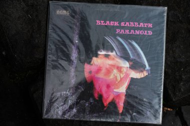Lviv, Ukrayna - 13 Mayıs 2025: Black Sabbath Paranoid albüm kapağı, 1970 heavy metal müziğin özünü temsil ediyor.
