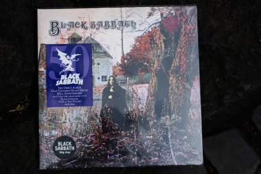 Lviv, Ukrayna - 13 Mayıs 2025: Efsanevi Black Sabbath LP albümü 50. kuruluş yıldönümünü kutladı.