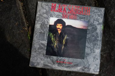 Lviv, Ukrayna - 13 Mayıs 2025: Black Sabbath 1986 albümü Seventh Star 'ın yer aldığı bir vinil albüm kapağı.