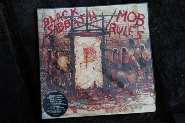 Lviv, Ukrayna - 13 Mayıs 2025: Black Sabbath Mob Rules 1981 albüm kapağı, heavy metal sanat ve müzik klasiği.