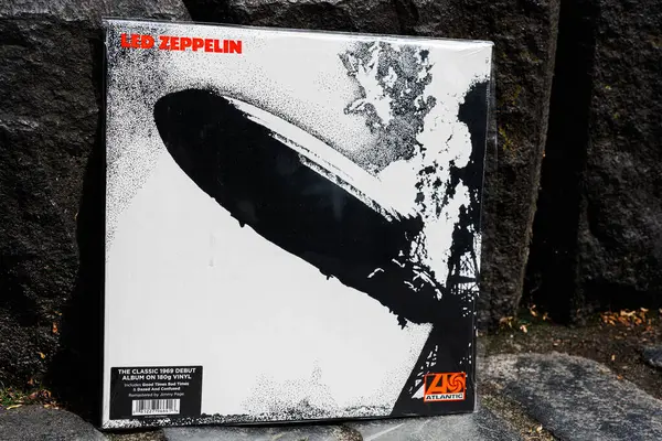 Lviv, Ukrayna - 13 Mayıs 2025: Rock müzik plağı 1969 'dan Led Zeppelin' in etkili ve sanatsal kapağı