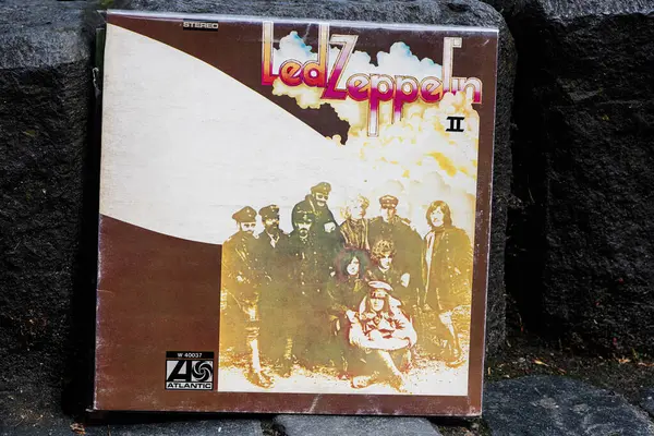 Lviv, Ukrayna - 13 Mayıs 2025: Klasik rock müzik tarihi sergilenen Vintage Led Zeppelin II albüm kapağı.