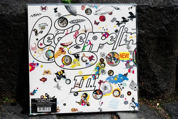 Lviv, Ukrayna - 13 Mayıs 2025: Efsanevi Led Zeppelin III vinil albüm 1970 açık havada renkli psikedelik kapak resimlerinin yer aldığı.