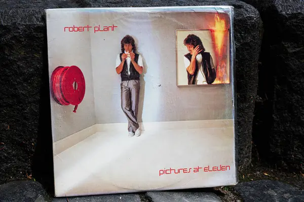 Lviv, Ukrayna - 13 Mayıs 2025: Robert Plant 'in 1982 tarihli albümü Pictures at Eleven, 1982