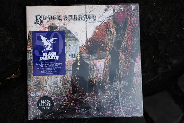 Lviv, Ukrayna - 13 Mayıs 2025: Efsanevi Black Sabbath LP albümü 50. kuruluş yıldönümünü kutladı.