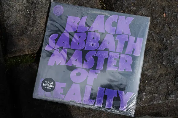 Lviv, Ukrayna - 13 Mayıs 2025: Black Sabbath Master of Reality 'nin 1971 albümü kayalık bir arazide sergilendi. 