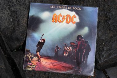 Lviv, Ukrayna - 13 Mayıs 2025: 1977 tarihli AC DC Let There Be Rock 'ın rock albüm kapağı.