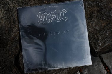 Lviv, Ukrayna - 13 Mayıs 2025: Klasik rock AC DC 1980 albümü 'Back in Black' taşın üzerinde dinleniyor, ikonik müzik tarihini vurguluyor