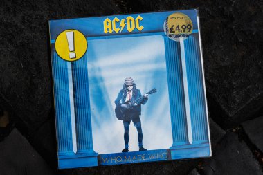 Lviv, Ukrayna - 13 Mayıs 2025: Klasik AC DC 1986 rock albümü Who Made Who on vinyl, nostalji ile sergilendi.