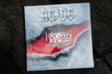 Lviv, Ukrayna - 13 Mayıs 2025: The Razors Edge 1990 rock albümü