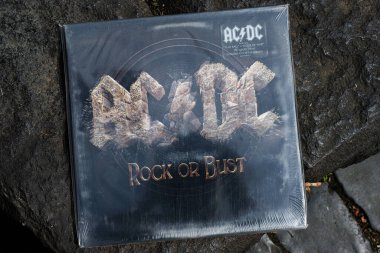 Lviv, Ukrayna - 13 Mayıs 2025: Rock temalı AC DC 2014 Vinil Rock ya da Bust, müzik koleksiyoncuları parçası, taş üzerinde sergilendi