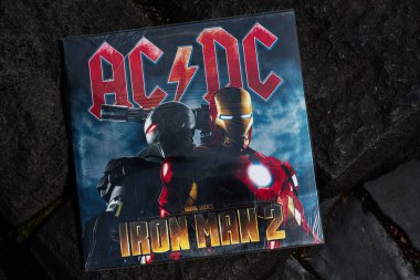 Lviv, Ukrayna - 13 Mayıs 2025: AC DC 2010 Iron Man 2 vinil kaydı doğal dokulu arka planda sergileniyor.