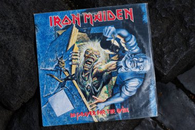 Lviv, Ukrayna - 13 Mayıs 2025: İkonik Iron Maiden albüm kapağı No Prayer for the Dying.