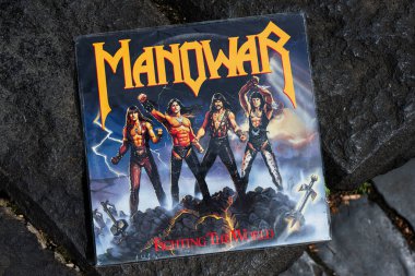 Lviv, Ukrayna - 13 Mayıs 2025: Manowar Fighting the World 1987 albüm kapağı 