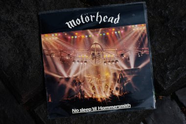 Lviv, Ukrayna - 13 Mayıs 2025: Iconic Motorhead 1981 canlı albüm vinili, No Sleep 'Til Hammersmith, rock enerjisi sergileniyor