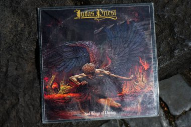 Lviv, Ukrayna - 13 Mayıs 2025: İllüstrasyon 1976 Judas Priest albüm kapağını karanlık ve ateşli bir şekilde tasvir ediyor.