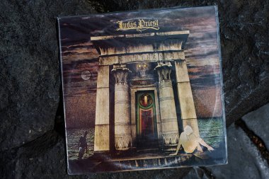 Lviv, Ukrayna - 13 Mayıs 2025: Klasik Judas Priest heavy metal albümü Sin After Sin 1977
