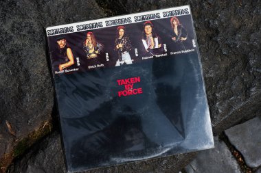 Lviv, Ukrayna - 13 Mayıs 2025: 1977 Rock müzik albümü Akrepler Tarafından Alınan Albüm Alınan Alternatif Albüm.