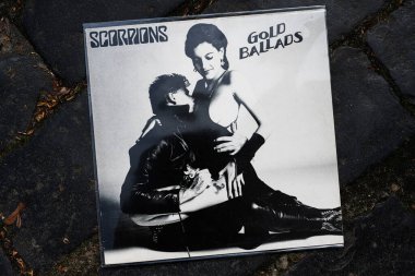 Lviv, Ukrayna - 13 Mayıs 2025: Akrepler 'in 1980' lerdeki rock görüntülerinin yer aldığı Altın Baladlar albümünün plak kapağı