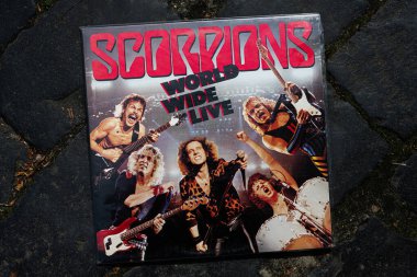 Lviv, Ukrayna - 13 Mayıs 2025: Akrepler 'in Dünya Çapında Canlı Albümünün Vinil kapağı 1985 Dinamik Rock Enerjisi.