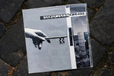 Lviv, Ukrayna - 13 Mayıs 2025: Bir Akrepler Çılgın Dünya albüm kapağı açık havada dokulu kaldırıma yerleştirildi