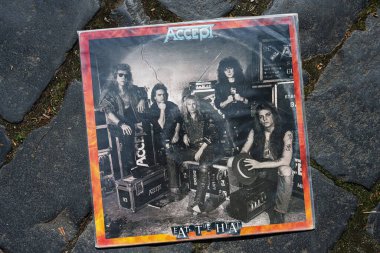 Lviv, Ukrayna - 13 Mayıs 2025: 1989 tarihli albümün plak kapağı Taştan fayanslar üzerinde 