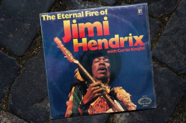 Lviv, Ukrayna - 13 Mayıs 2025: Jimi Hendrix 'in 1969 tarihli Cobbled Stones albümünün yer aldığı vinil albüm.