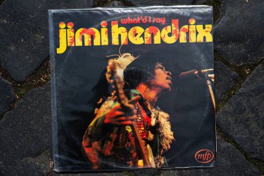 Lviv, Ukrayna - 13 Mayıs 2025: Jimi Hendrix 'in 1972 tarihli retro kapak albümü What' d I Say, with artistik beceri. 