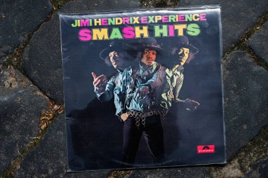 Lviv, Ukrayna - 13 Mayıs 2025: Jimi Hendrix 'in 1968 tarihli Smash Hits albümünün renkli kapağı.