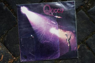 Lviv, Ukrayna - 13 Mayıs 2025: Kraliçe vinil albüm 1973 kapak konseri aydınlatma ve sanatsal tasarım