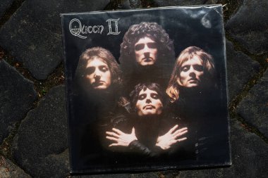 Lviv, Ukrayna - 13 Mayıs 2025: 1970 'lerin ikonik rock müzik başyapıtı Queen II' nin klasik albüm kapağı.