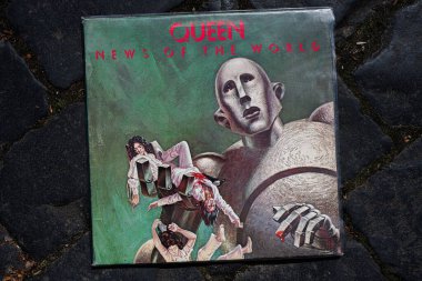 Lviv, Ukrayna - 13 Mayıs 2025: Kraliçe rock mirasını çarpıcı tasarımlarla temsil eden Iconic 1977 albümü.