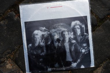 Lviv, Ukrayna - 13 Mayıs 2025: Klasik bir grunge The Game 1980 Queen albüm kapağı dokulu sokak kaldırımı. 