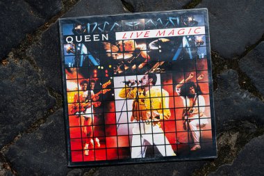 Lviv, Ukrayna - 13 Mayıs 2025: Iconic Queen Live Magic 1986 albüm kapağı grubu canlı konser görüntüleriyle sergiliyor