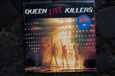Lviv, Ukrayna - 13 Mayıs 2025: Queen Live Killers 'ın canlı sahne performansı ile birlikte çift canlı albümü 1979