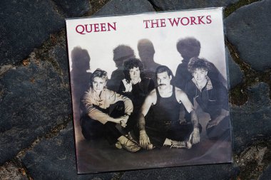 Lviv, Ukrayna - 13 Mayıs 2025: The Works vinil kapağı, 1980 'lerin rock müzik kültürünü yansıtıyor.