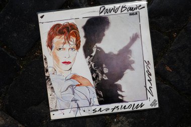 Lviv, Ukrayna - 13 Mayıs 2025: David Bowie 1980 albümü Scary Monsters Super Creeps 'in sergilenen sanat eserleri ve tasarımı 