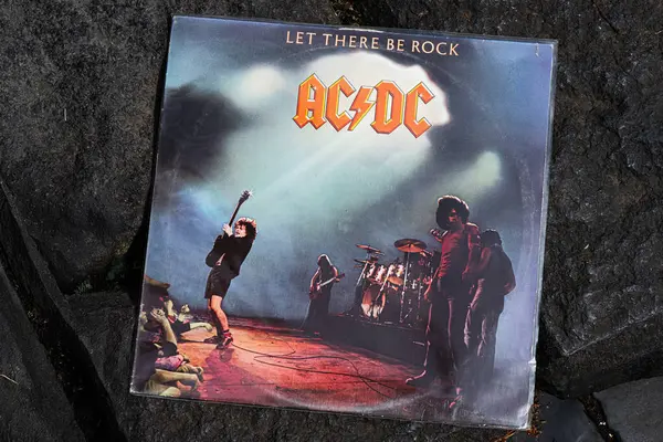 Lviv, Ukrayna - 13 Mayıs 2025: 1977 tarihli AC DC Let There Be Rock 'ın rock albüm kapağı.