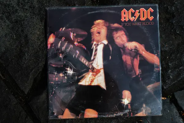 Lviv, Ukrayna - 13 Mayıs 2025: AC DC 'nin plak kapağı Eğer Kan İstiyorsanız, Rock türünü vurguluyorsunuz.