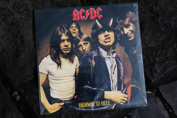 Lviv, Ukrayna - 13 Mayıs 2025: Iconic AC DC Highway to Hell 1979 albüm kapağı