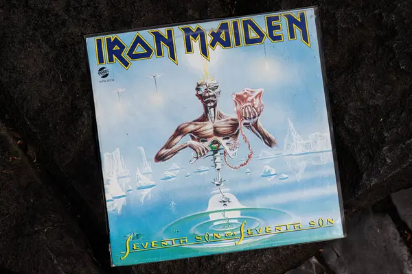 Lviv, Ukrayna - 13 Mayıs 2025: Iron Maiden efsanevi albümü Seventh Son of a Seventh Son 'ın Iconic 1988 kapağı.