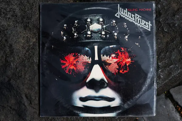 Lviv, Ukrayna - 13 Mayıs 2025: Judas Priest 1978 Killing Machine ya da Hell Bent for Leather albümünün ikonik rock sanat eserleriyle yakın çekimi