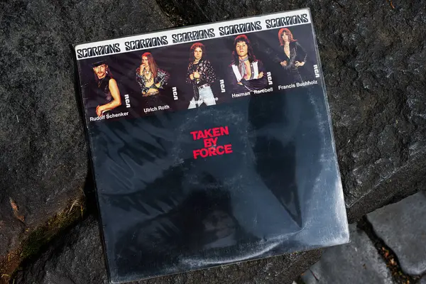 Lviv, Ukrayna - 13 Mayıs 2025: 1977 Rock müzik albümü Akrepler Tarafından Alınan Albüm Alınan Alternatif Albüm.