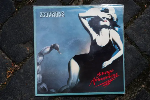 Lviv, Ukrayna - 13 Mayıs 2025: Scorpions 'un 1988 yılında çıkardığı klasik bir rock albümü olan Savage Amusement' in Vinil albüm kapağı