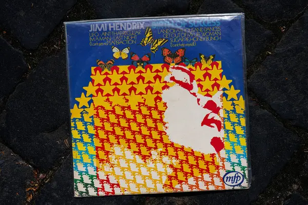 Lviv, Ukrayna - 13 Mayıs 2025: Jimi Hendrix vinil albümü parlak renklerle dolu bir kaldırım taşı yüzeyinde sergilendi