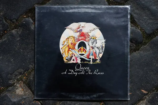 Lviv, Ukrayna - 13 Mayıs 2025: A Day At The Races 1976 albüm kapağı 