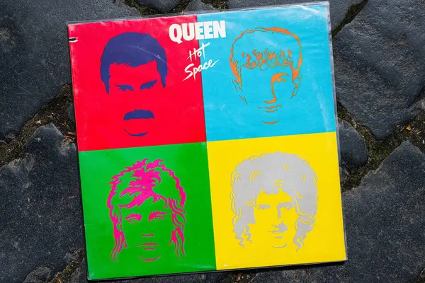 Lviv, Ukrayna - 13 Mayıs 2025: Cesur pop sanatları grafikleri ve canlı renklerin yer aldığı bir vinil Hot Space Queen albüm kapağı