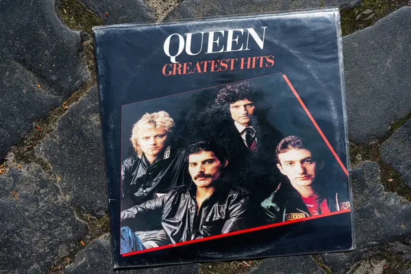 Lviv, Ukrayna - 13 Mayıs 2025: Iconic Queen Greatest Vinil müzik grubu üyeleri, klasik rock albümü nadirliği.