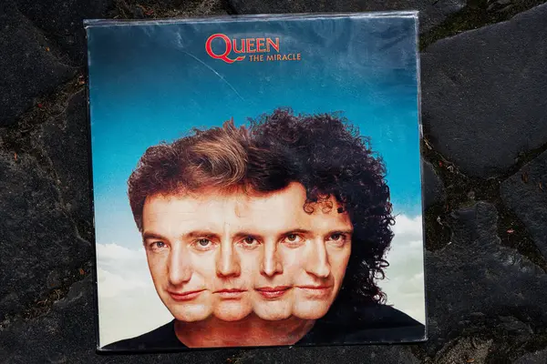 Lviv, Ukrayna - 13 Mayıs 2025: Kraliçe 1989 'un eşsiz bir tasarımı olan The Miracle albümünün kapağı.